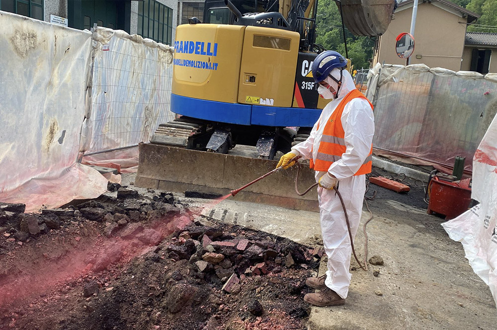 02 Operaio delinea le zone da bonificare di un terreno contaminato a Lumezzane