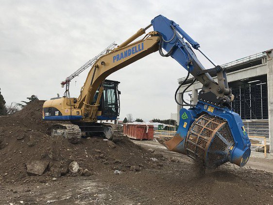 Operazione di bonifica per terreno contaminato a Brescia